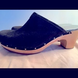 UGG Womens Abbie Black Suede Leather Slip On Wooden Mule Clogs size 10